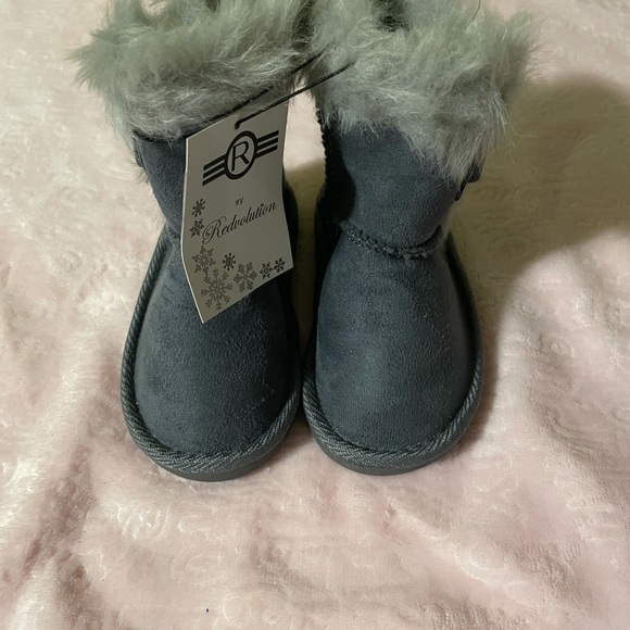Revolution gray winter boots size 6 - Picture 6 of 7